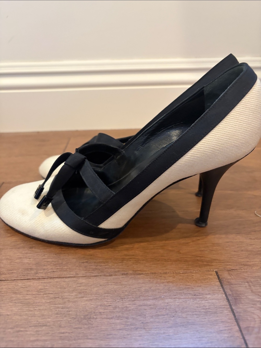 CHANEL Cream Canvas and Black Trim Bow Pumps Sz 40 - Picture 4 of 10